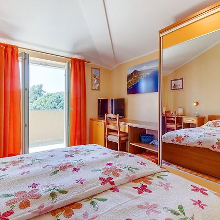 Apartments And Rooms By The Sea Nerezine, Losinj - 11815 객실 사진