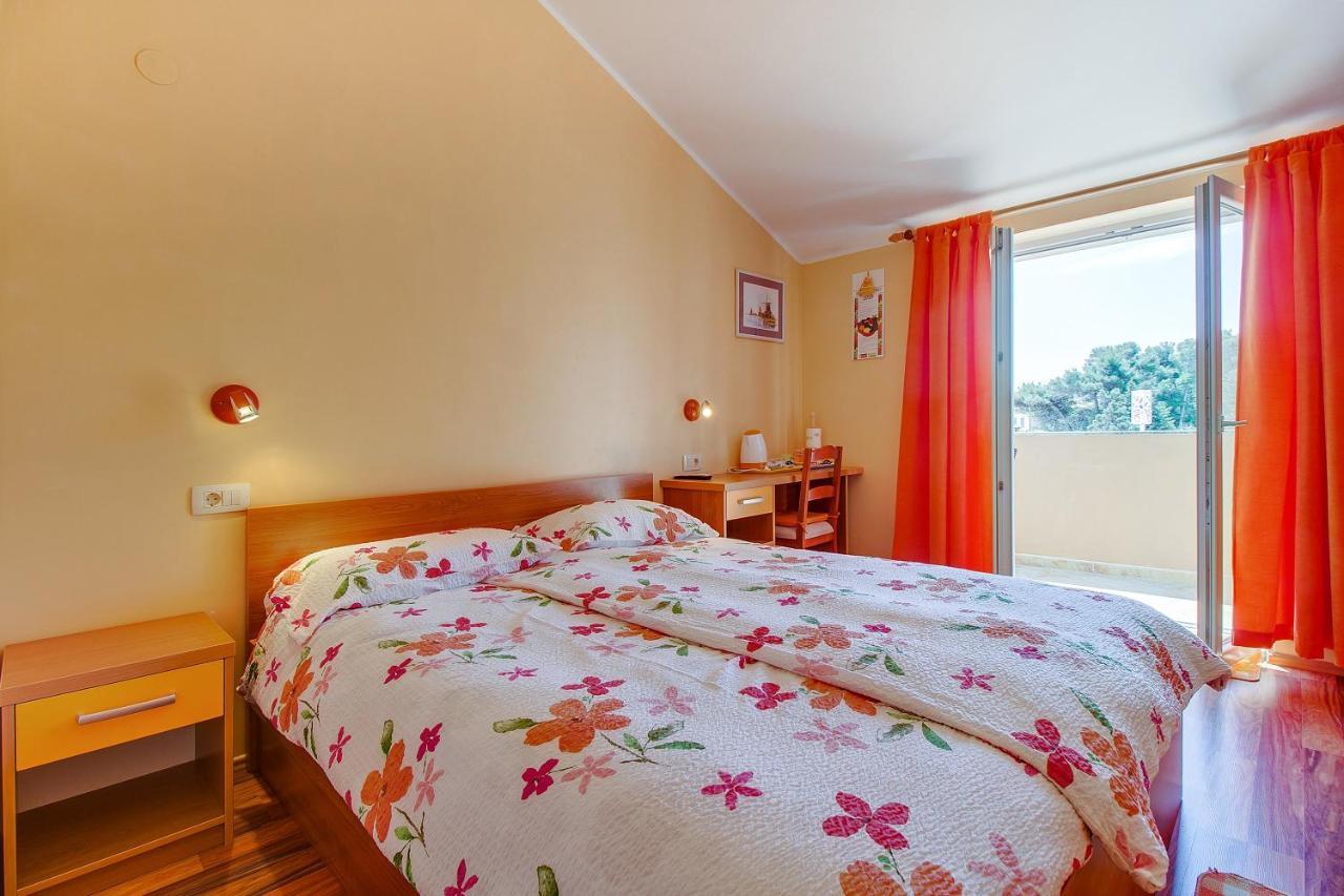 Apartments And Rooms By The Sea Nerezine, Losinj - 11815 외부 사진
