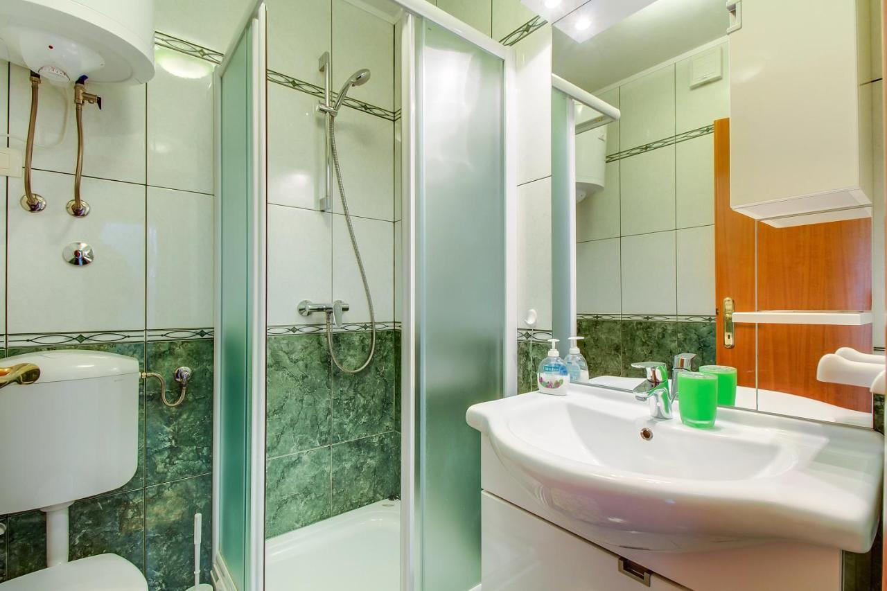 Apartments And Rooms By The Sea Nerezine, Losinj - 11815 외부 사진