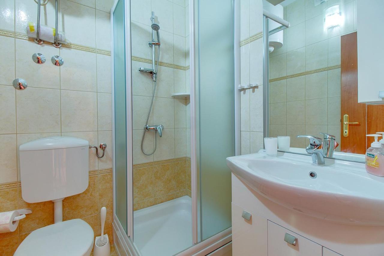 Apartments And Rooms By The Sea Nerezine, Losinj - 11815 외부 사진
